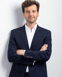 Dr. Savas Uckunkaya ist ästhetisch-plastischer Chirurg in Köln.
