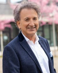 Dr. Savas Uckunkaya ist ästhetisch-plastischer Chirurg in Köln.